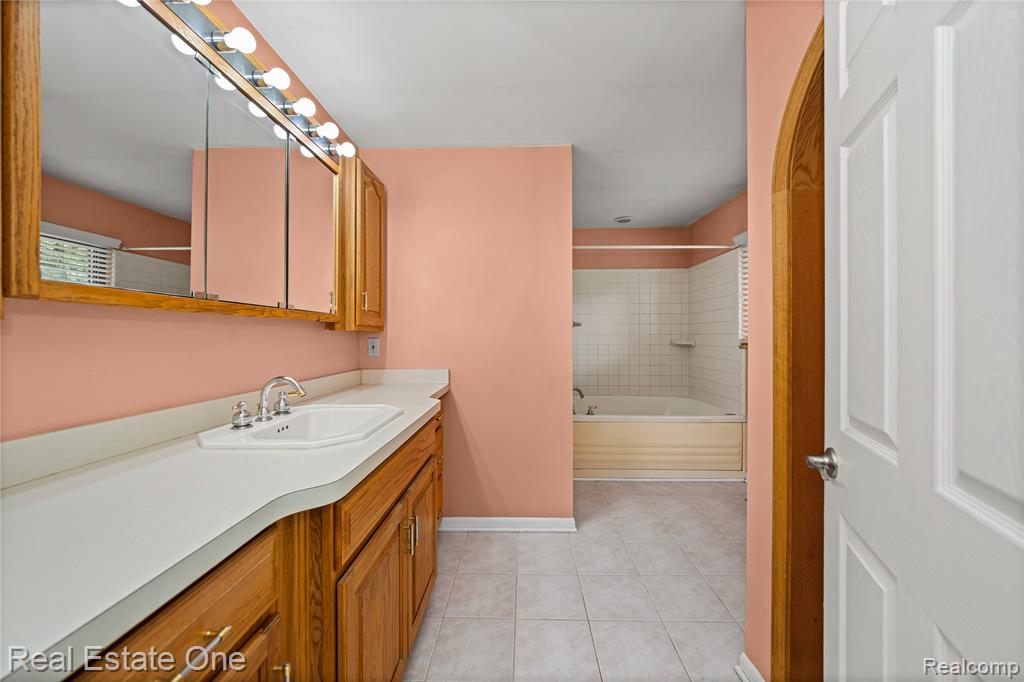 6995 Allen Hill Court, Clarkston, MI 48348 — Photo 21