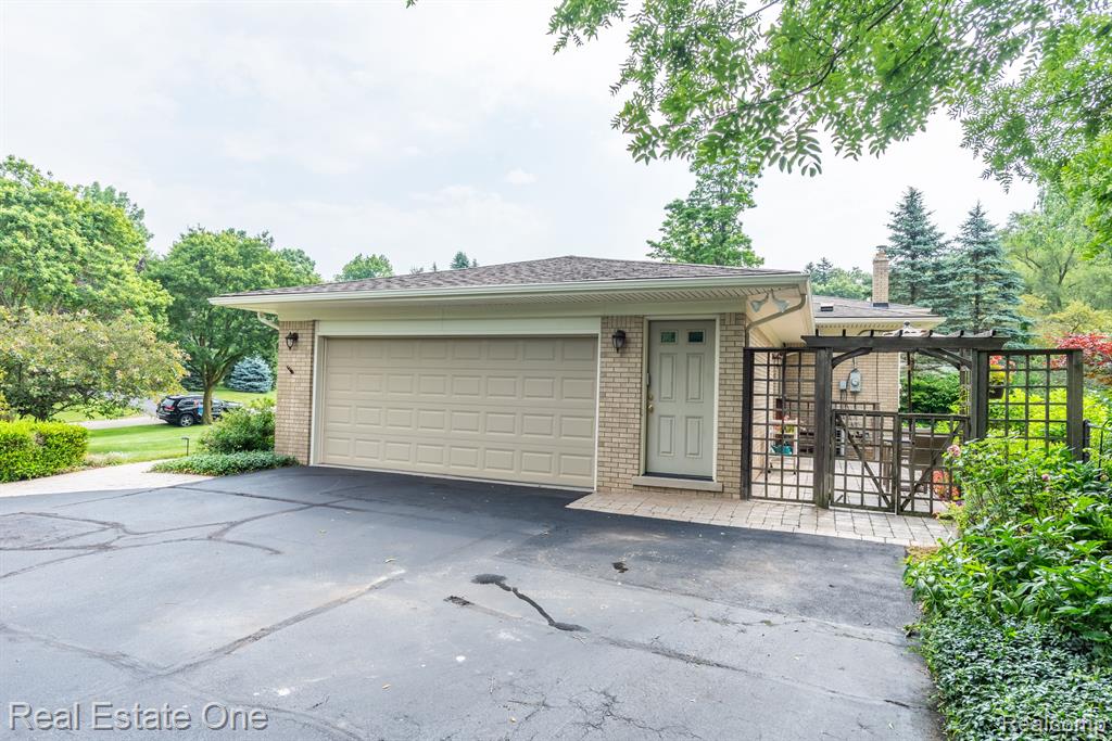 915 BRANTFORD Road, Rochester, MI 48306 — Photo 30