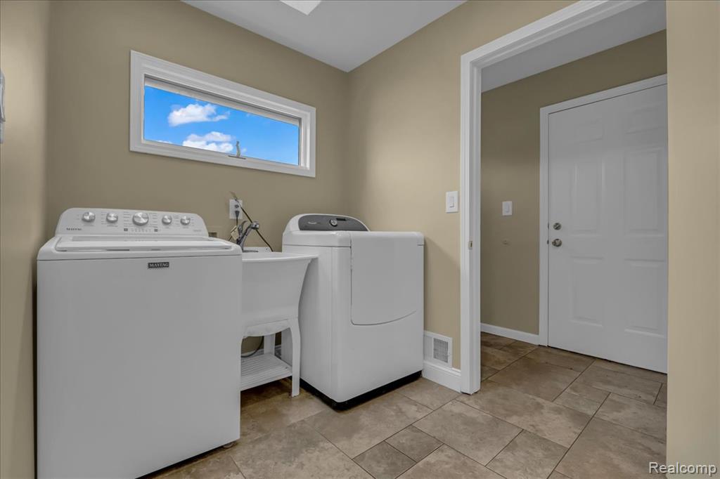 18676 Country Club Circle, Riverview, MI 48193 — Photo 33