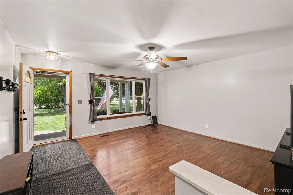 5449 S Genesee Road, Grand Blanc, MI 48439 — Photo 3