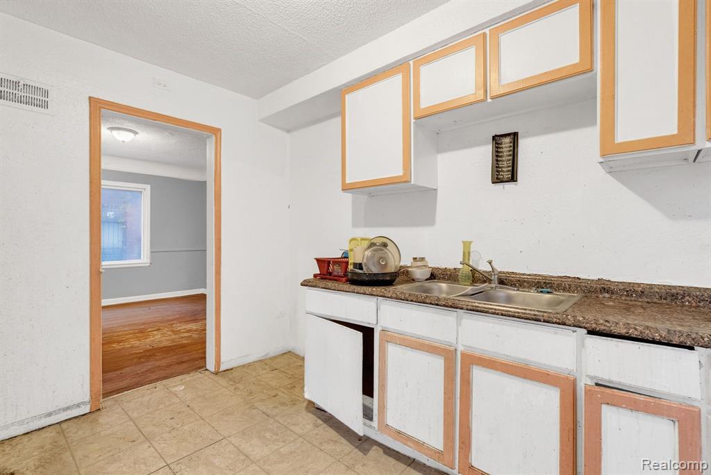 5210 BEDFORD Street, Detroit, MI 48224 — Photo 12