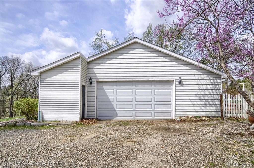 688 UPHILL Road, Milford, MI 48381 — Photo 4