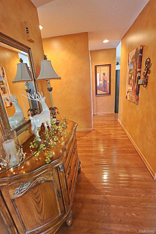 35053 KNOLLWOOD Lane, Farmington Hills, MI 48335 — Photo 19