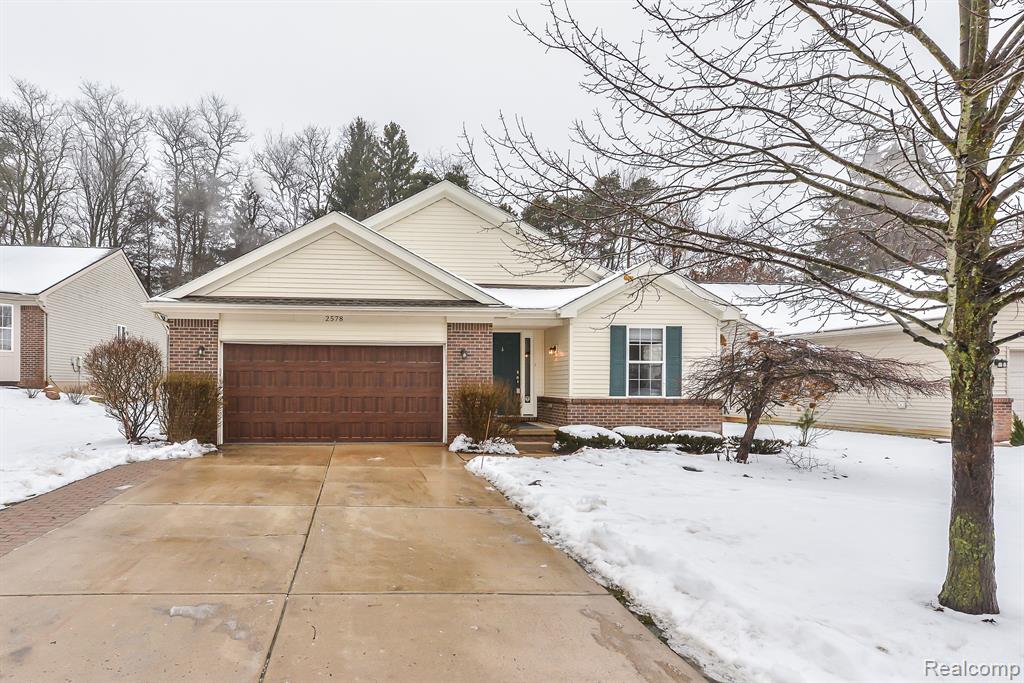 2578 SIGNATURE Circle, Pinckney, MI 48169 — Photo 2