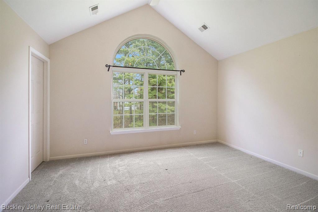 670 OLDE ENGLISH Circle, Howell, MI 48855 — Photo 7