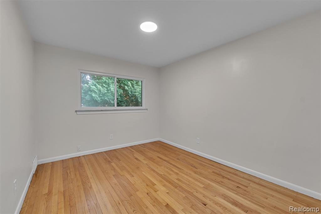 28720 Eldorado Pl, Lathrup Village, MI 48076 — Photo 30