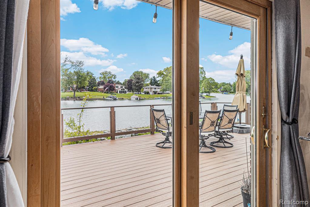 687 Sunnybeach Drive, White Lake, MI — Photo 18