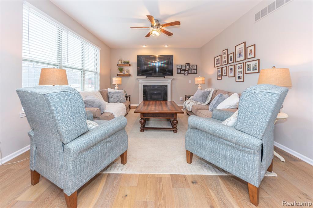 806 LAKE WOODS Drive, Canton, MI 48188 — Photo 24
