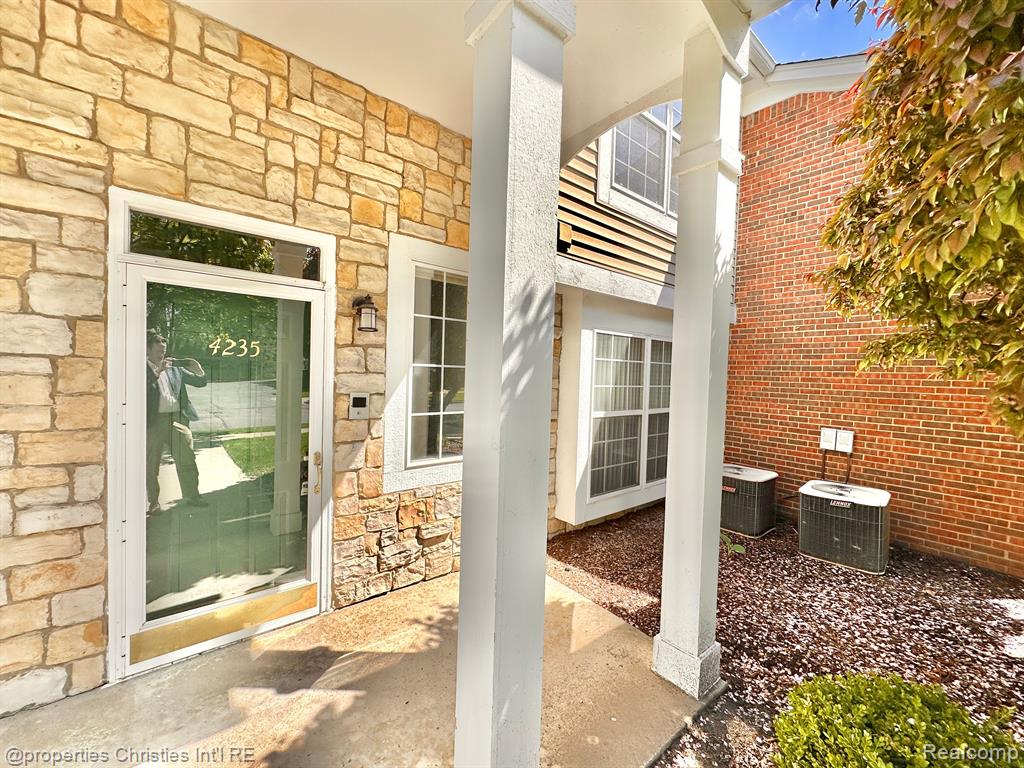4235 BERKSHIRE Drive, Sterling Heights, MI 48314 — Photo 34
