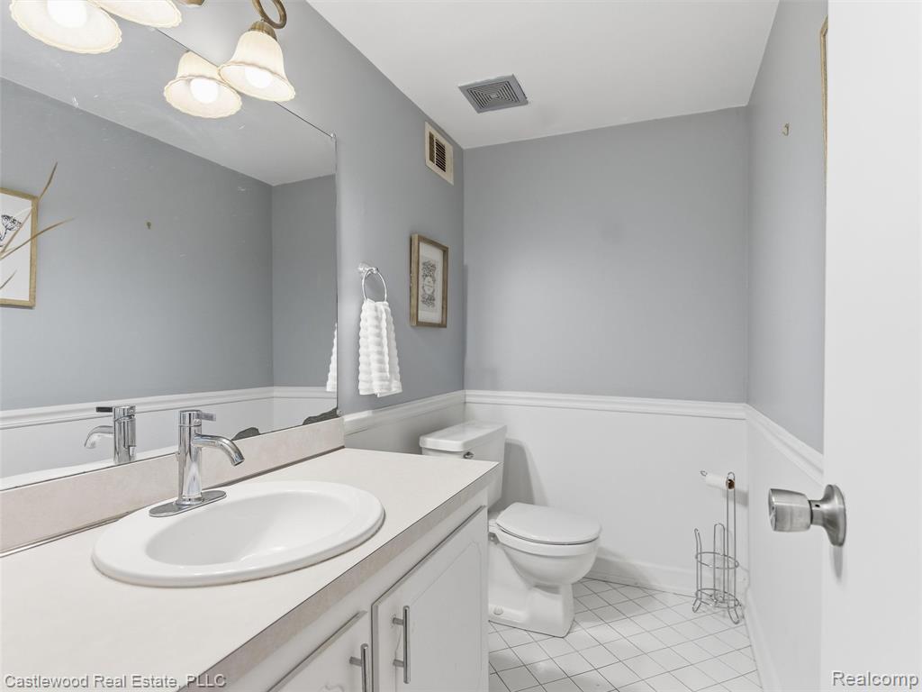 5868 Shore Court, Clarkston, MI — Photo 32