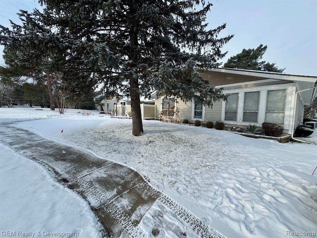 39535 VILLAGE WOOD Road, Novi, MI — Photo 2