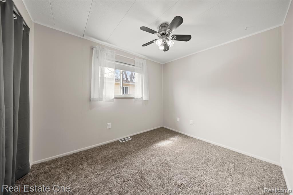542 SNYDER Road, Highland, MI — Photo 13