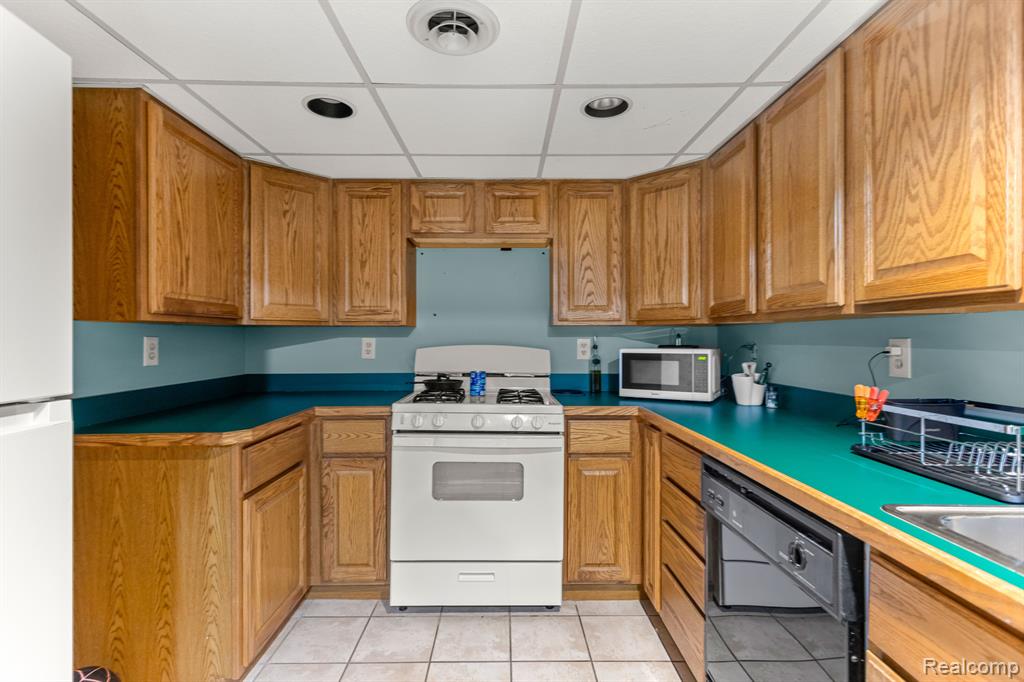 812 N BEECH DALY Road, Dearborn Heights, MI 48127 — Photo 25