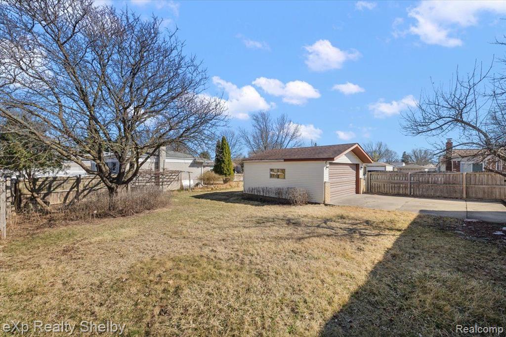 39622 UNIVERSITY Drive, Sterling Heights, MI 48310 — Photo 9