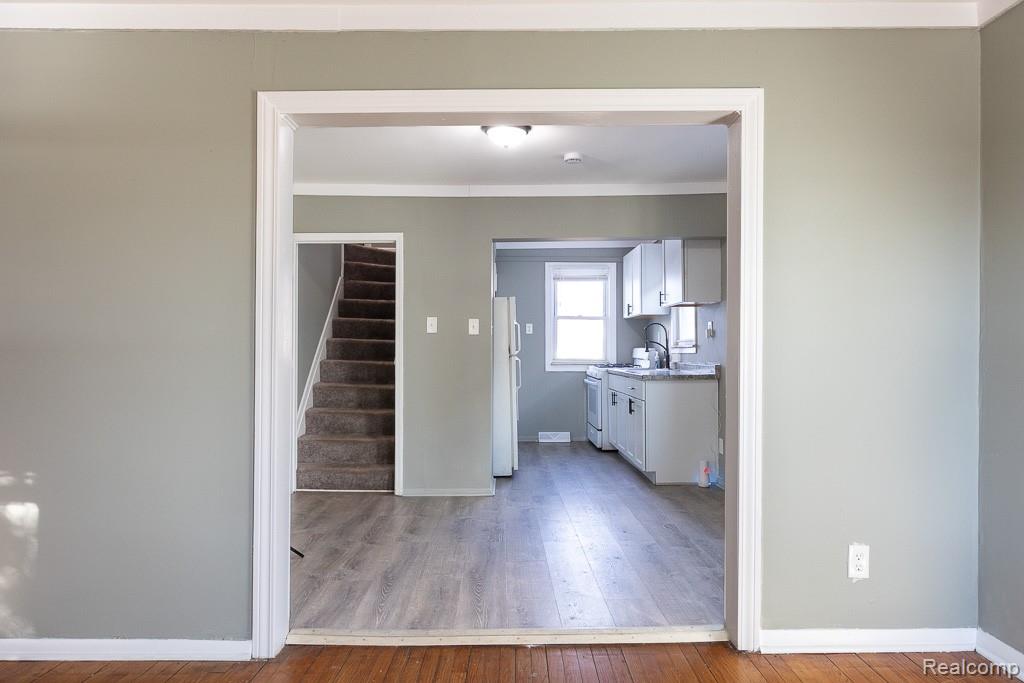 128 W Muir Avenue, Hazel Park, MI 48030 — Photo 8