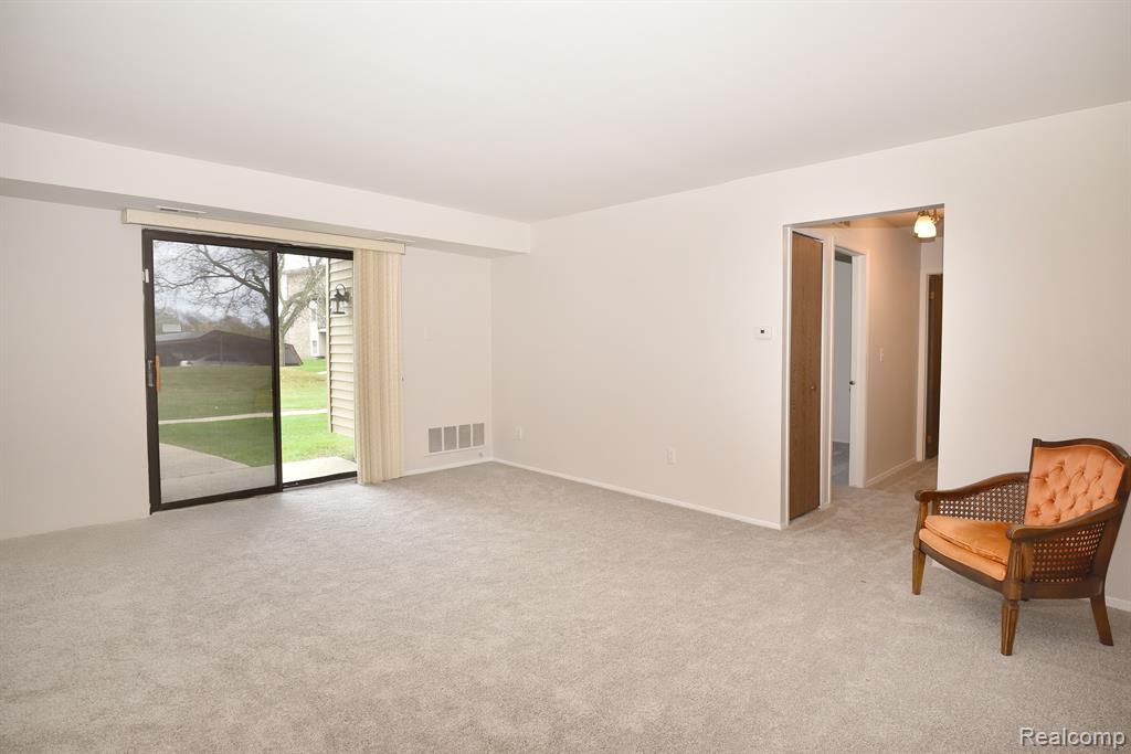 30475 W 14 Mile Rd, 74, Farmington, MI 48334 — Photo 4