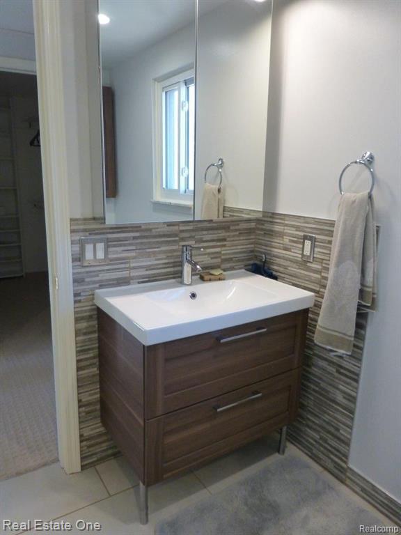 5837 FOLKSTONE Drive, Troy, MI 48085 — Photo 25