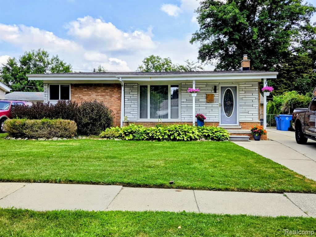7426 N Charlesworth Street, Dearborn Heights, MI 48127