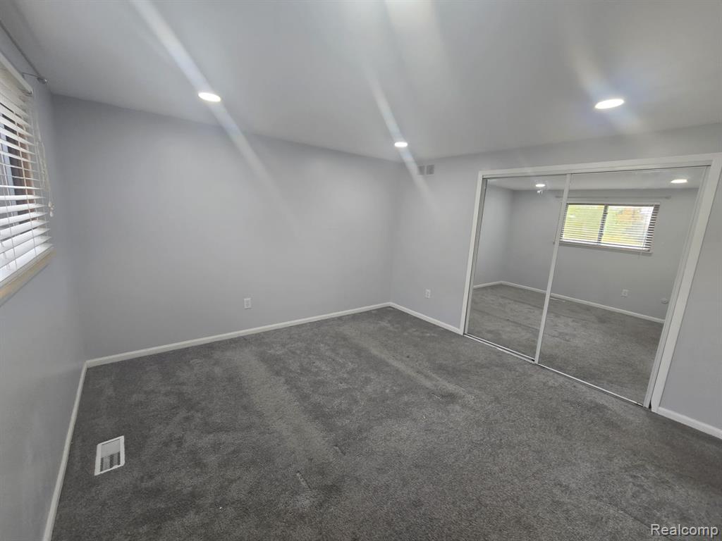8410 HICKORY DR Drive, Sterling Heights, MI 48312 — Photo 18