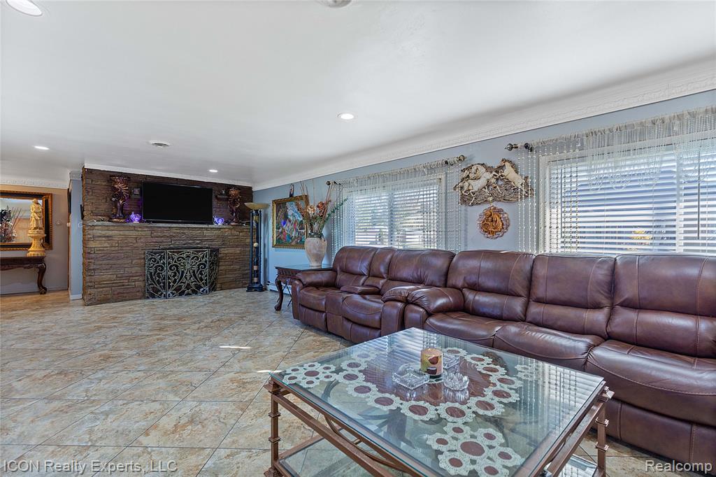 5072 15 Mile Road, Sterling Heights, MI 48310 — Photo 9