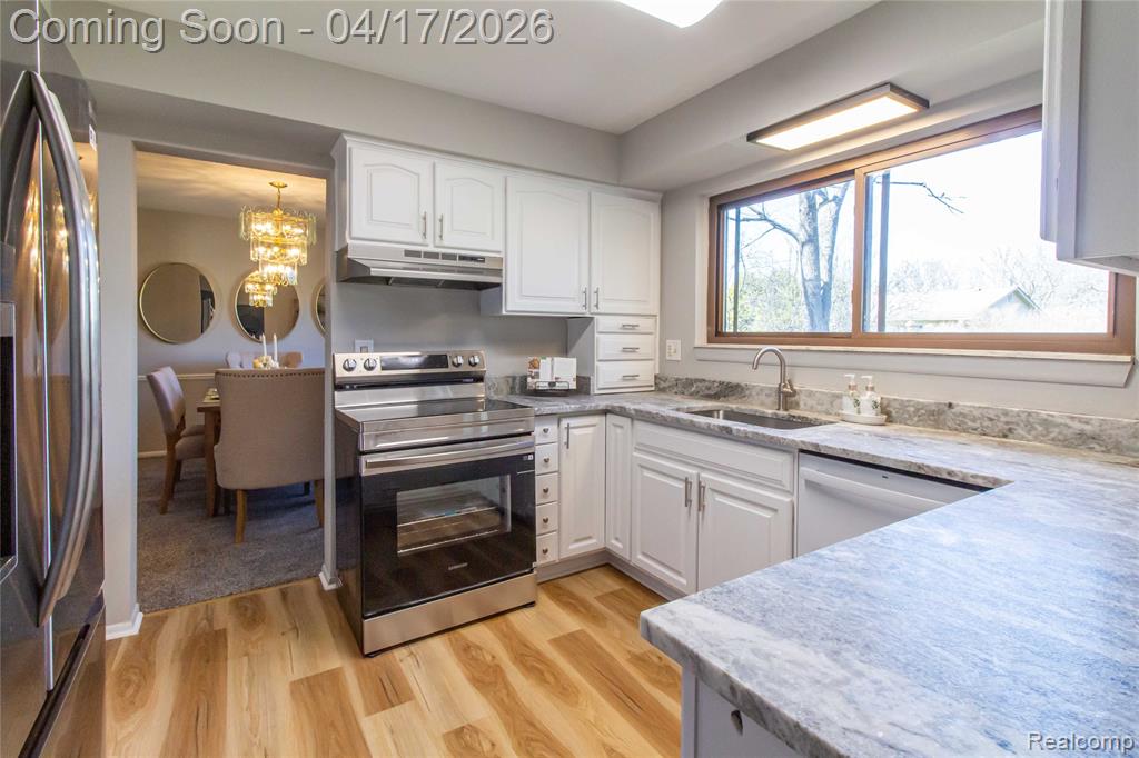 845 Longfellow Drive, Troy, MI 48085 — Photo 11