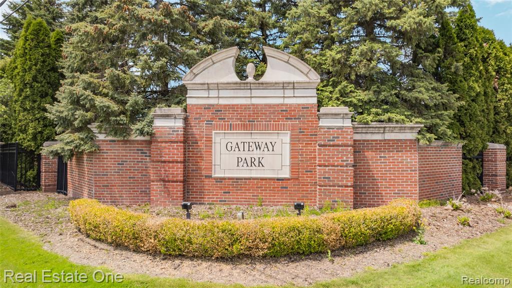 7382 Gateway Drive, West Bloomfield, MI — Photo 53