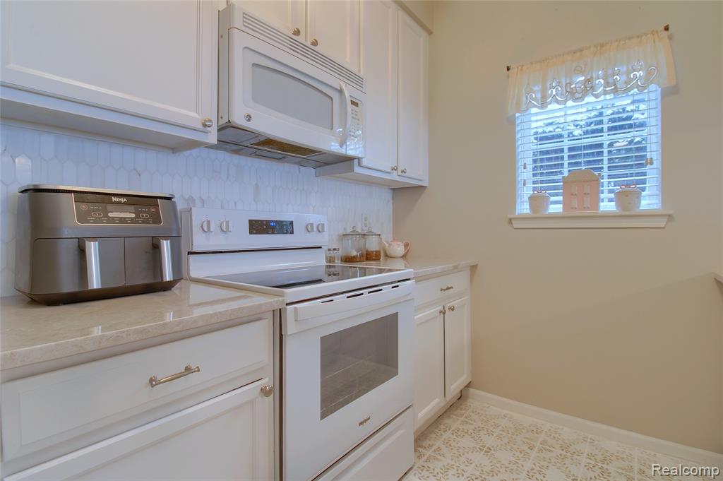 24031 Fairlane Boulevard, Trenton, MI 48183 — Photo 12