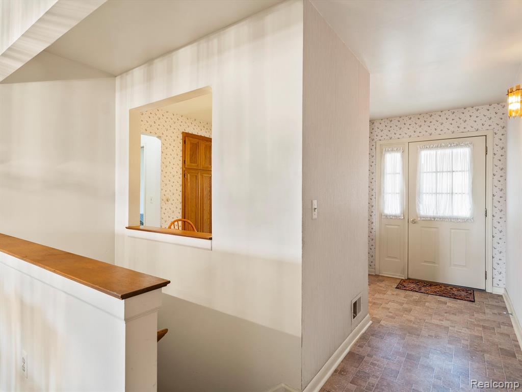 42393 WILLOW TREE Lane W, Clinton Twp, MI 48038 — Photo 12