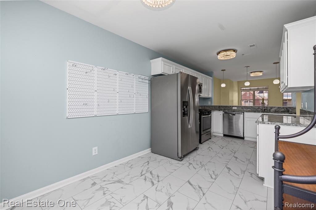 160 Sandy Lane, Walled Lake, MI 48390 — Photo 32