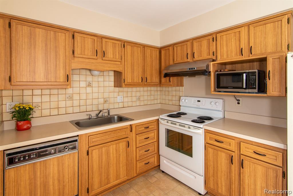 22813 CRANBROOKE Drive, Novi, MI — Photo 8