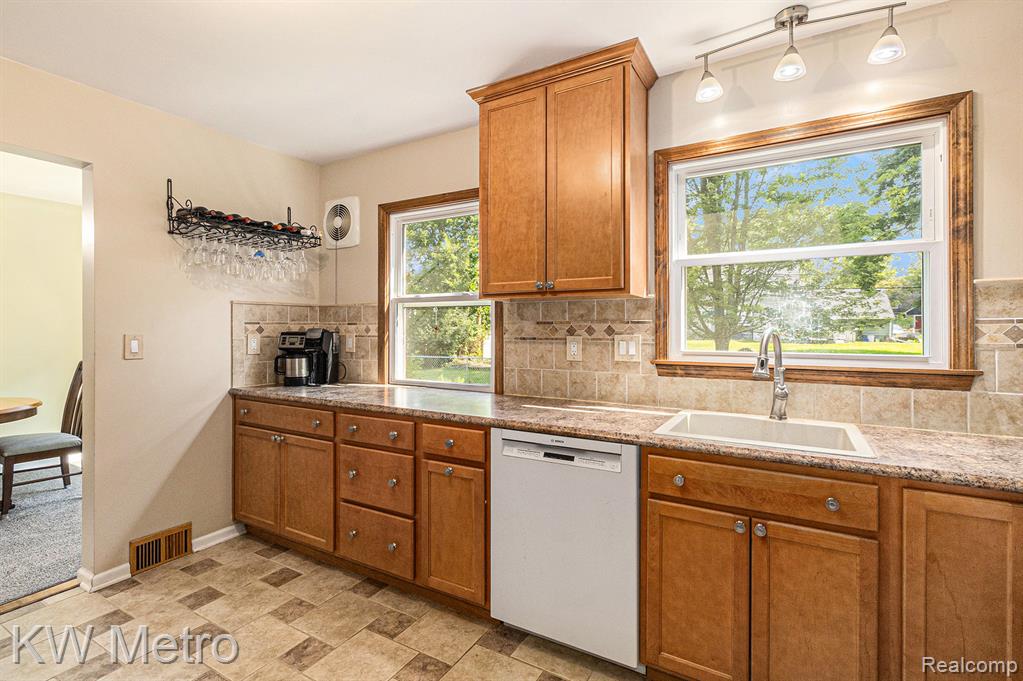 449 Shoreview Drive, Waterford, MI 48328 — Photo 14