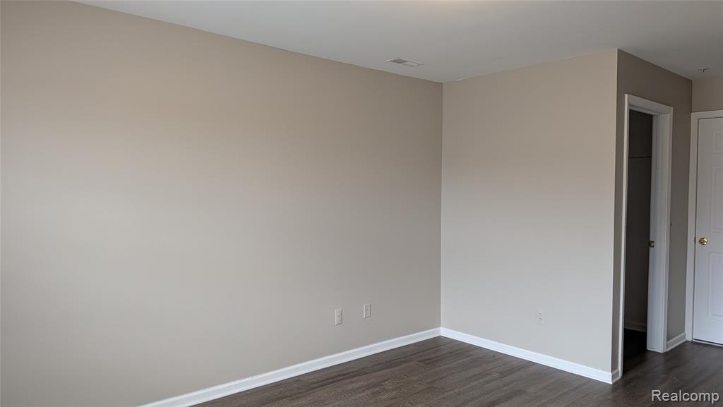 413 VILLAGE Drive, Walled Lake, MI 48390 — Photo 32