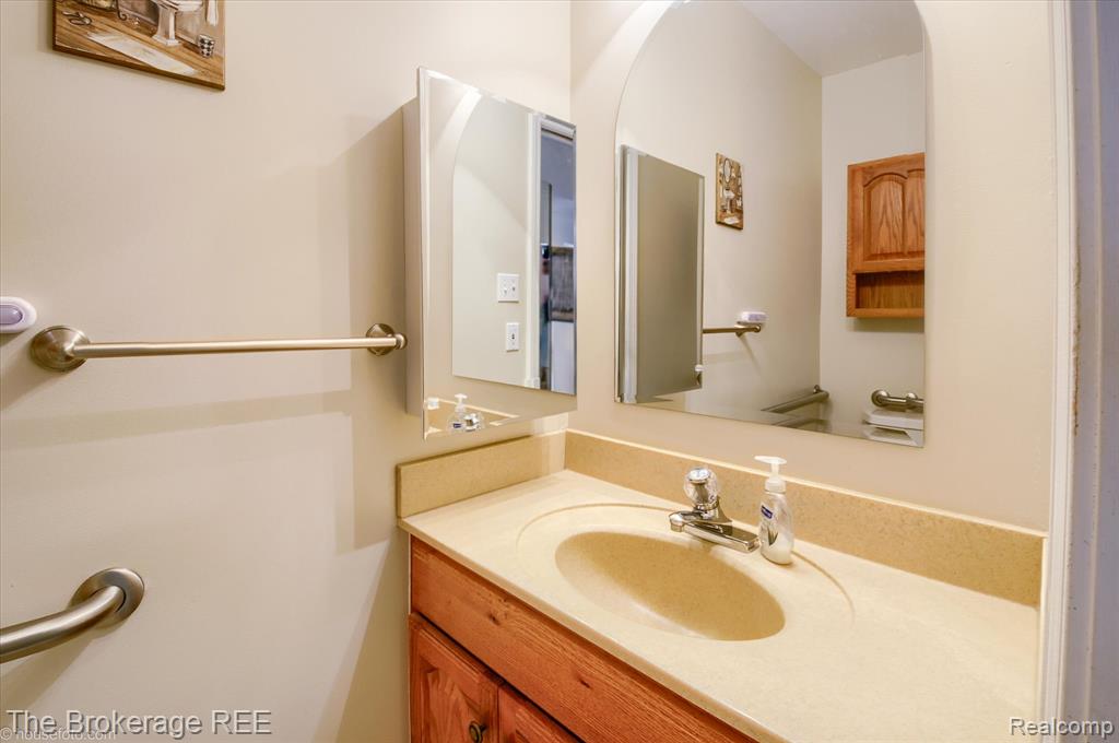 6228 Greenview Drive, Burton, MI 48509 — Photo 31