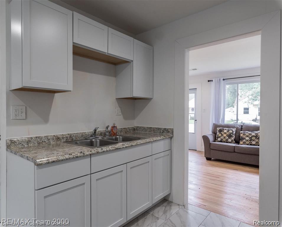 24601 STANFORD Street, Dearborn Heights, MI 48125 — Photo 13