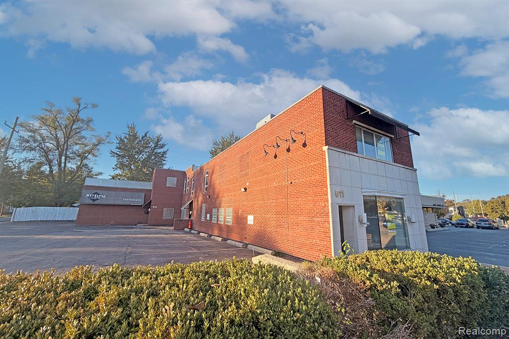 611 W 9 Mile Road, Fenton, MI 48220 — front exterior