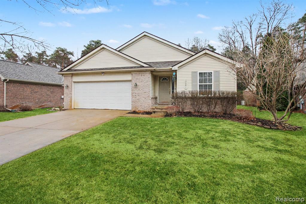 2661 Signature Circle, Pinckney, MI 48169 — front exterior