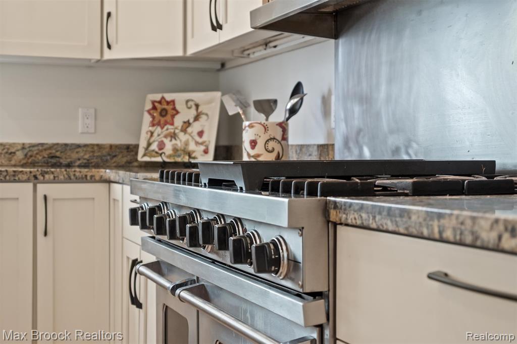 398 Shrewsbury Drive, Clarkston, MI 48348 — Photo 23