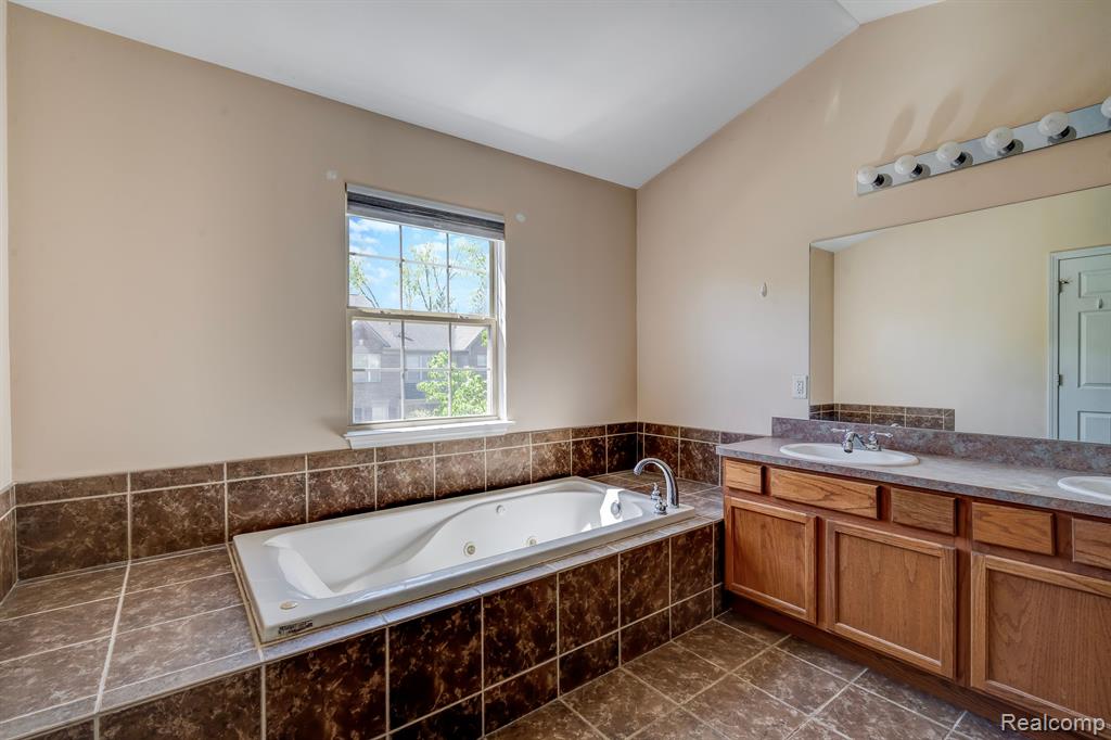 41211 N MAPLEWOOD Drive, Canton, MI 48187 — Photo 38