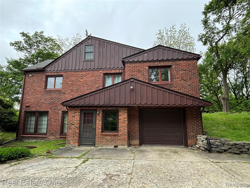 109 W Kennett Road, Pontiac, MI 48340 — front exterior