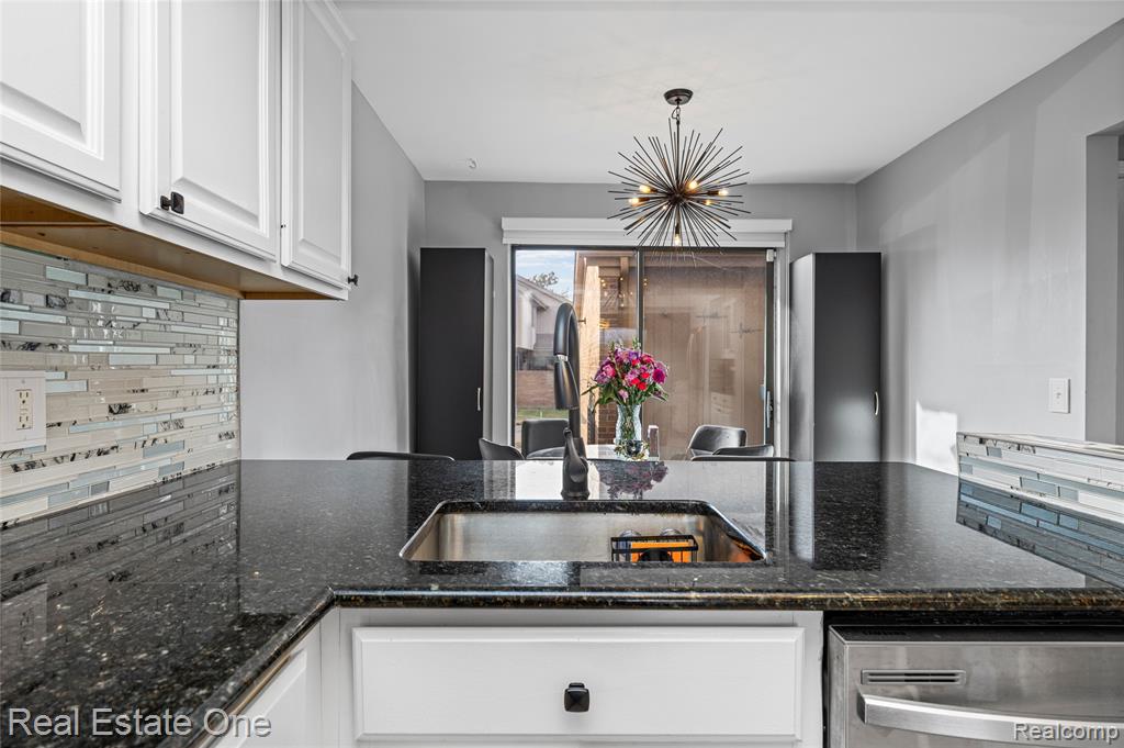 5273 Wright Way E, West Bloomfield, MI — Photo 12