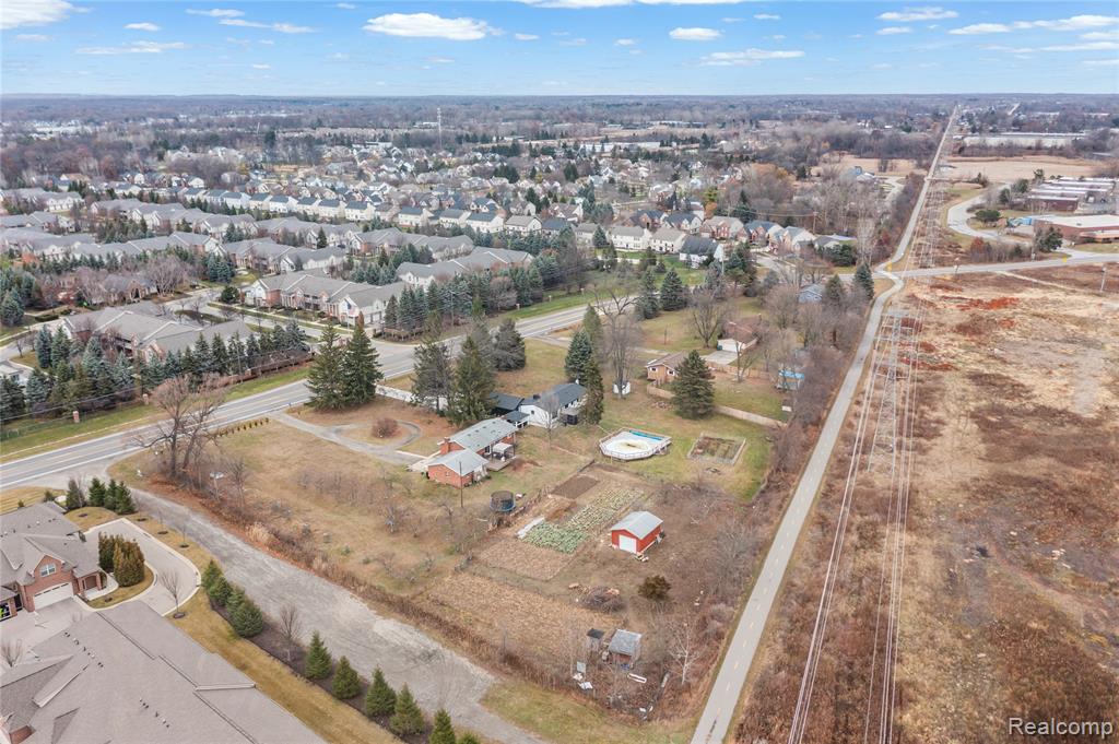 2041 W Maple Road, Commerce Twp, MI 48390 — Photo 3
