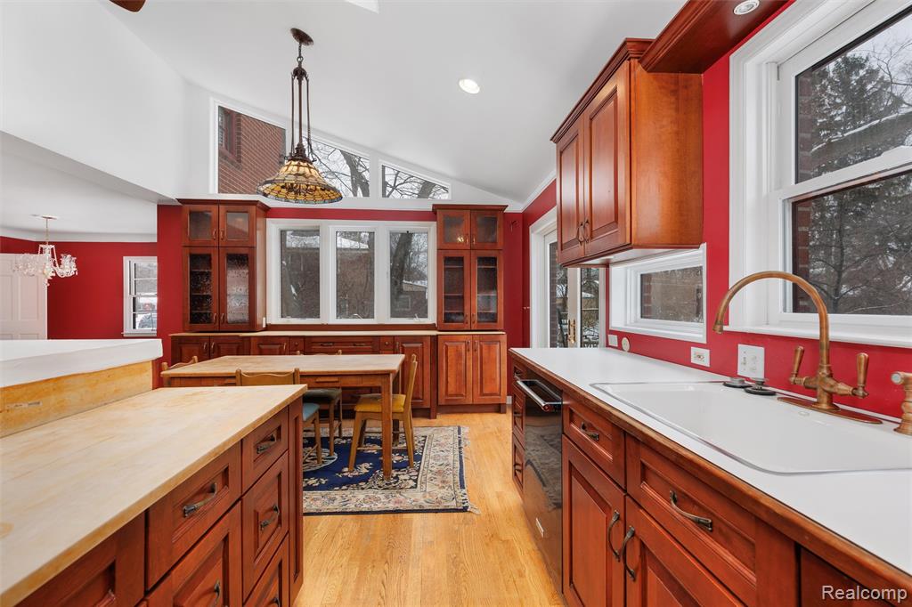 12935 Victoria Avenue, Huntington Woods, MI — Photo 9