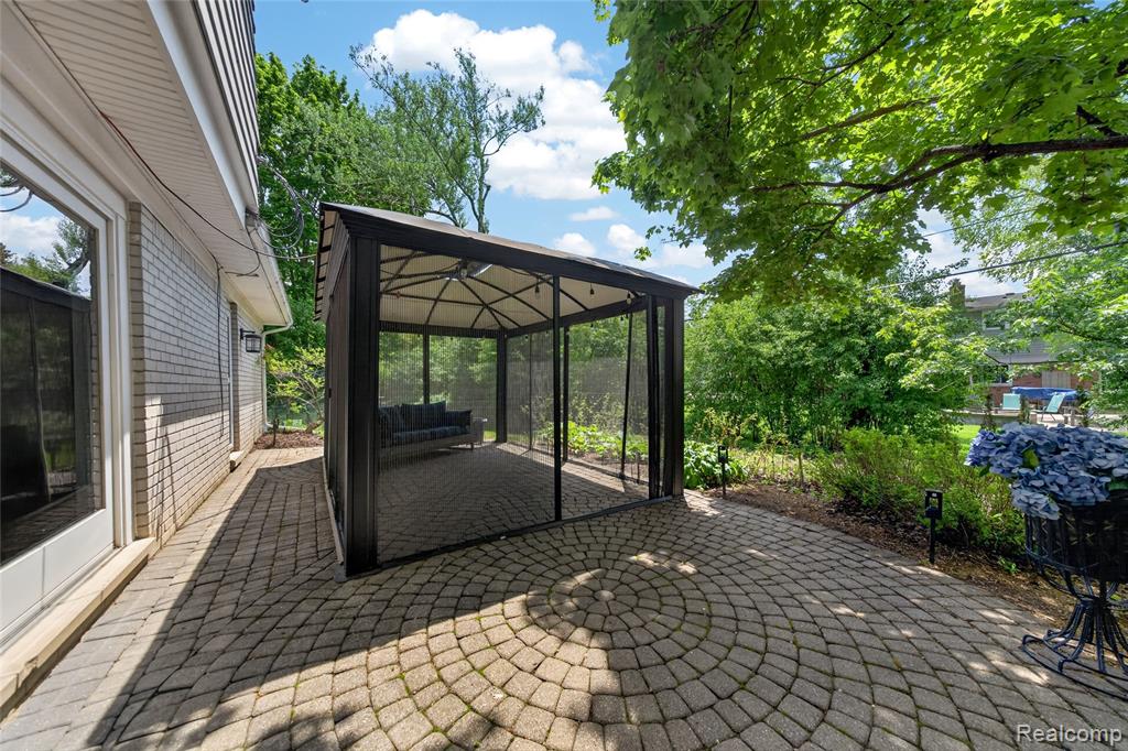 3717 Tyrconnel Court, West Bloomfield, MI 48323 — Photo 33
