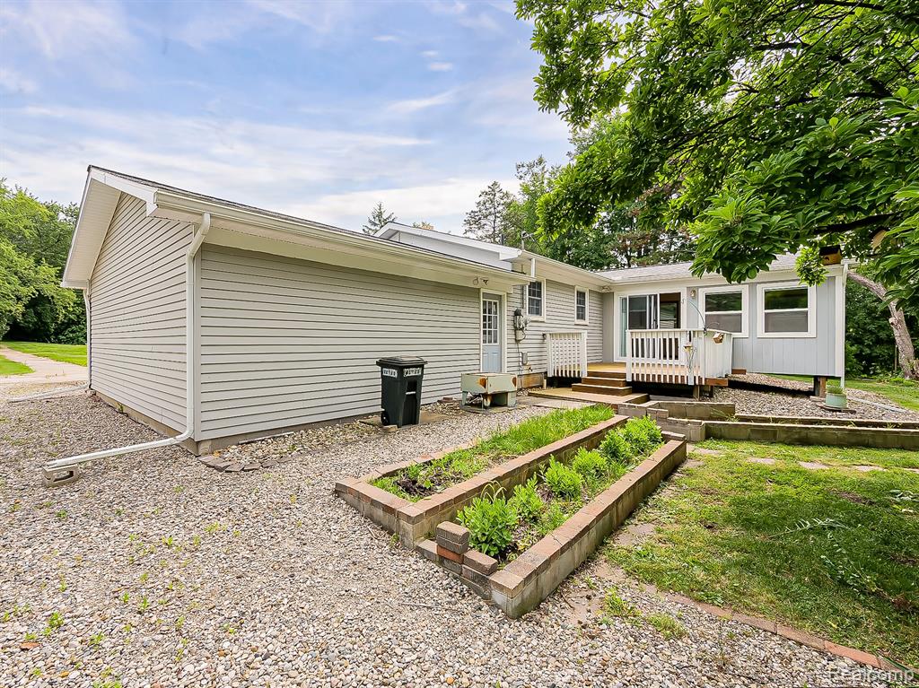 52010 11 Mile Road, South Lyon, MI 48178 — Photo 32