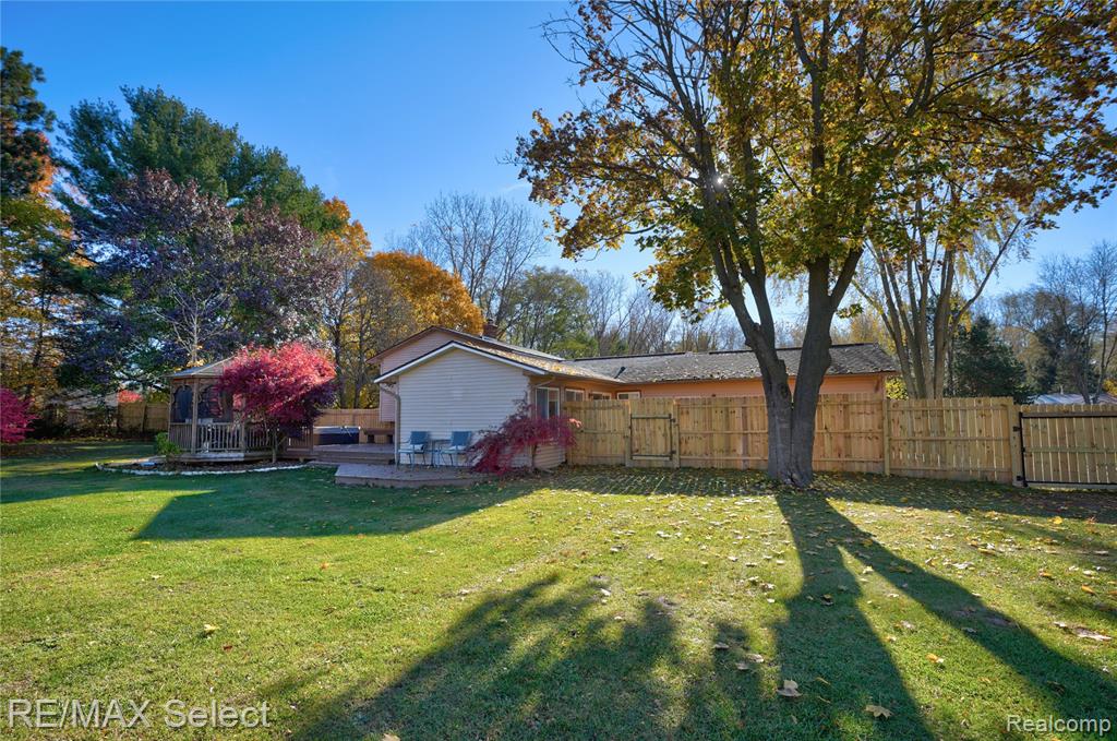 9367 Longmeadow Court, Fenton, MI 48430 — Photo 10