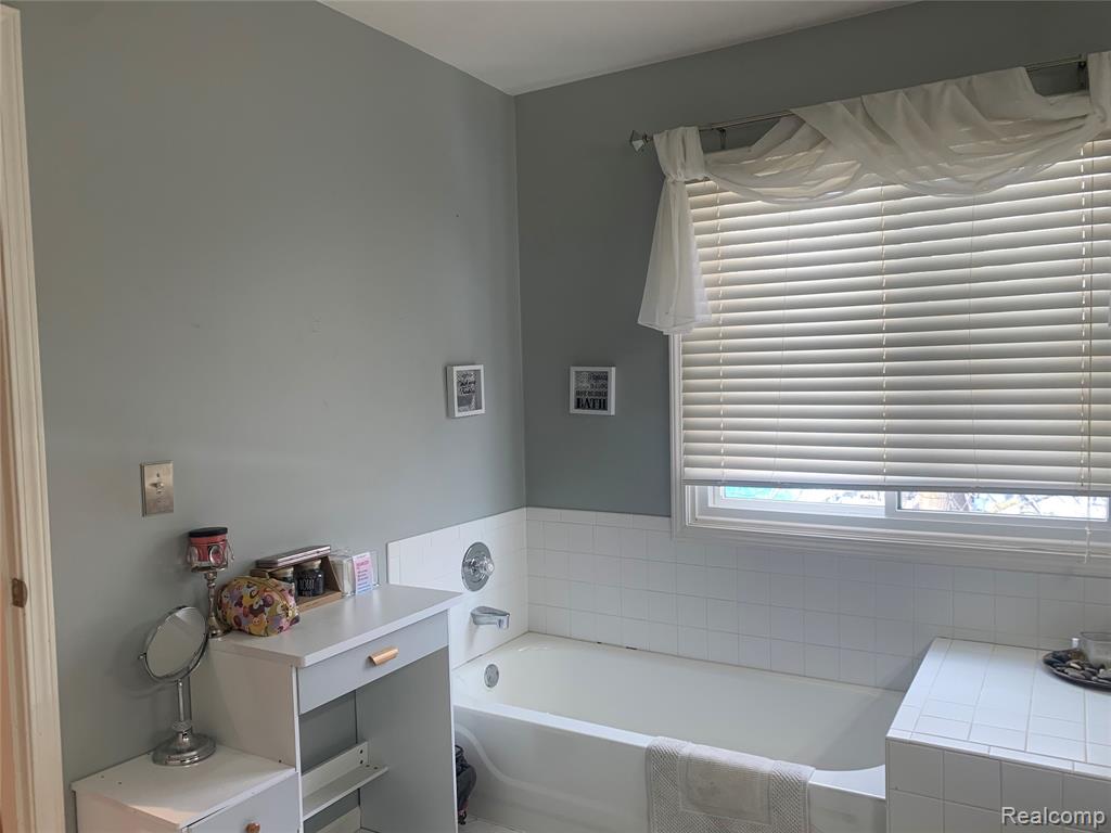 48711 Cross Creek Drive, Macomb, MI 48044 — Photo 15