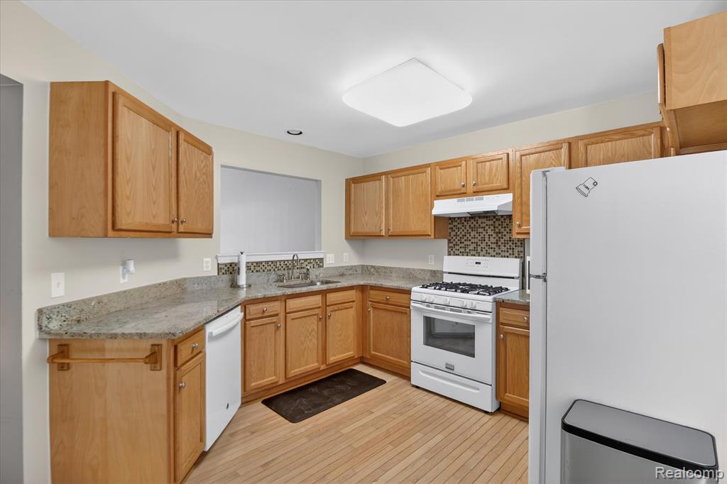 606 Shady Maple Drive, Wixom, MI 48393 — Photo 13