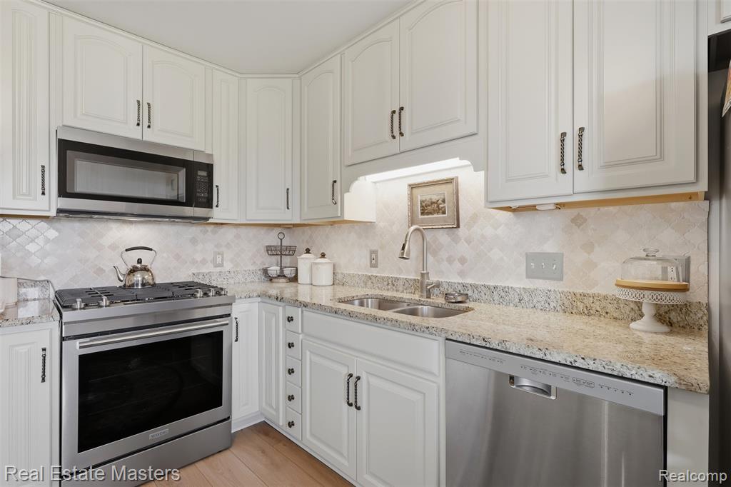 1700 River Road, 8, Marysville, MI 48040 — Photo 17