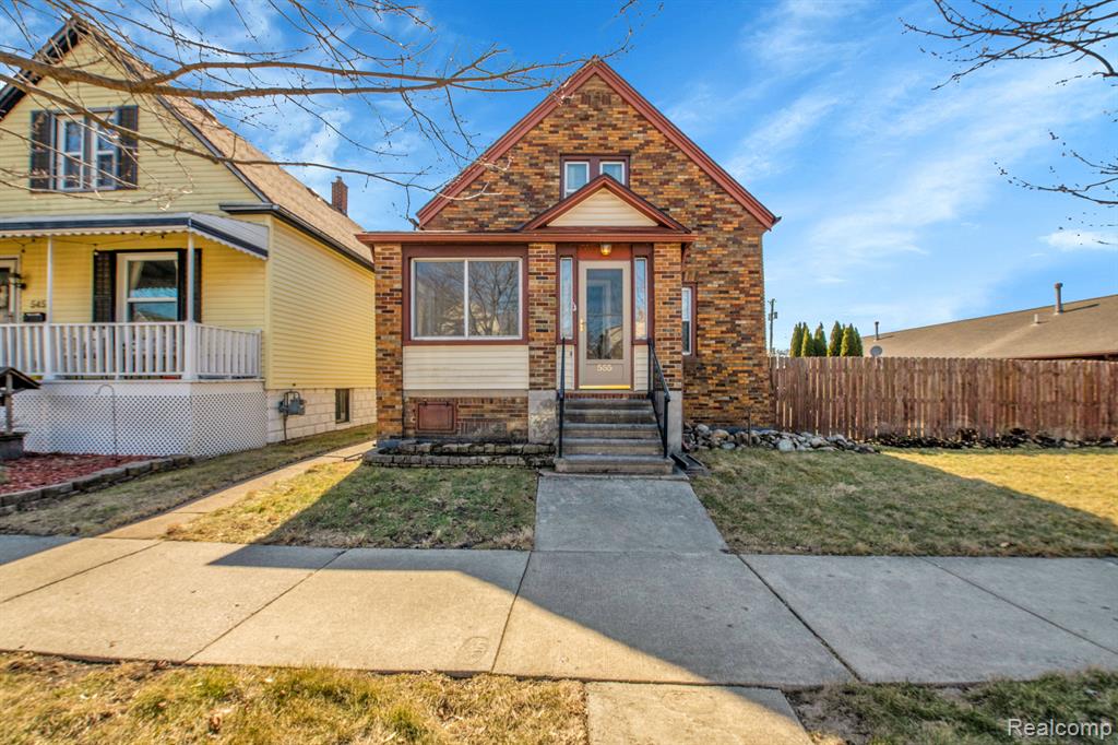 555 CHESTNUT Street, Wyandotte, MI 48192 — Photo 3