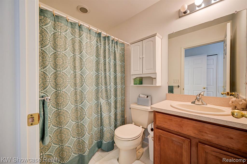 1074 ANDOVER Circle, Commerce Twp, MI 48390 — Photo 36